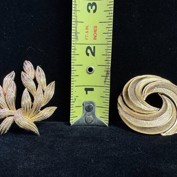 2 vtg Trifari Broochs Pins gold tone brushed textured Elegant Evening  - JW1475 - Picture 14 of 14